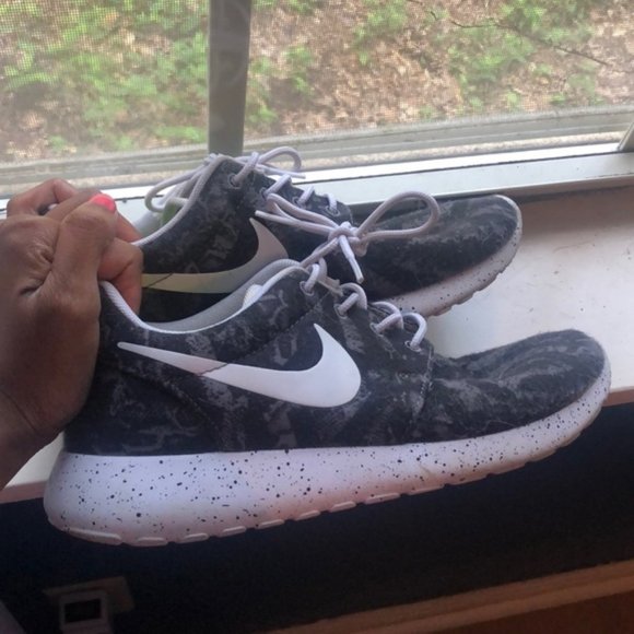 nike roshe tennis shoes